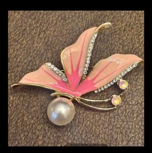 💐SALE💐🆕Elegant Pink Butterfly Brooch with Pearl Accent. So Beautiful!